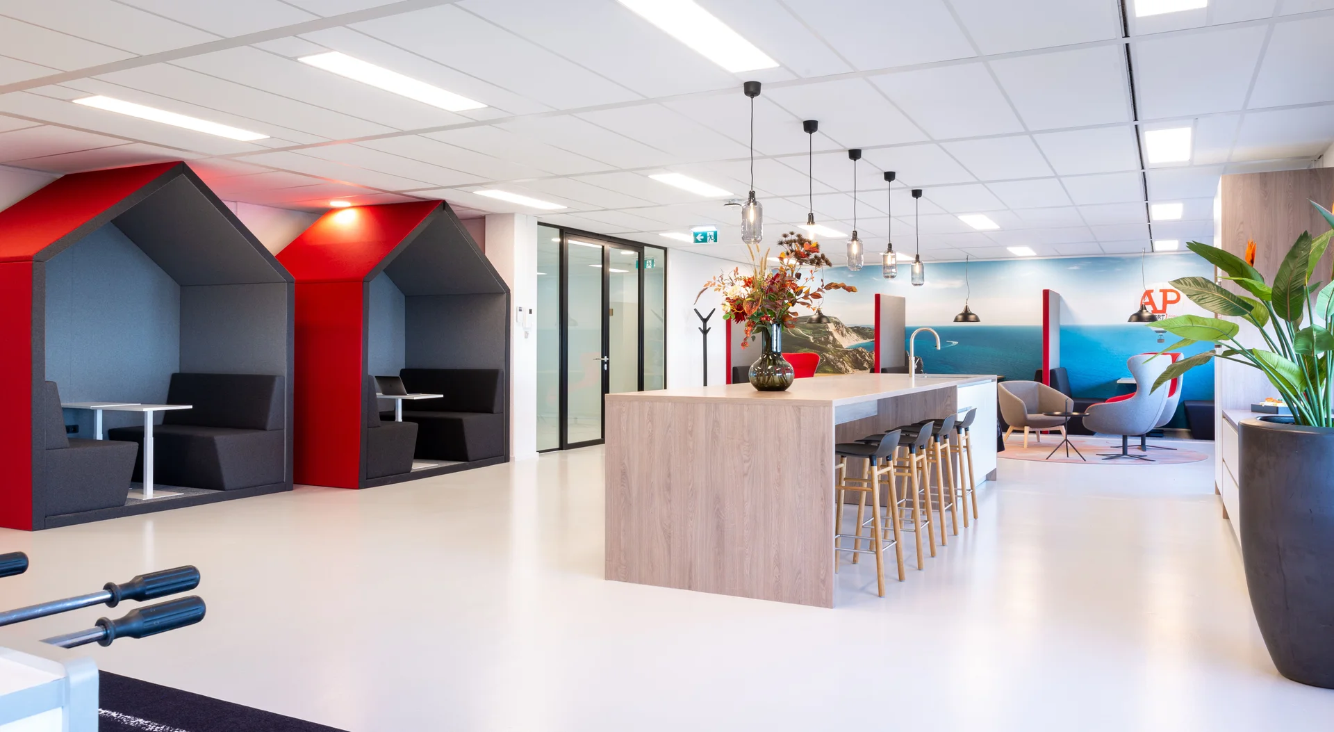 LR Interieurprojecten - Modern kantoorinterieur met werkpods en ontmoetingsruimte